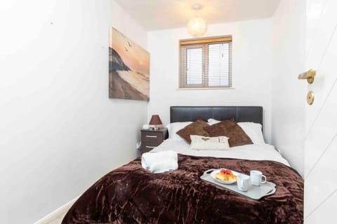 CAPRI 13 SA - Close to Uni&M1 Wifi*Parking*3 bed Vacation rental in Loughborough