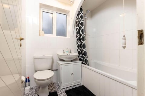 CAPRI 13 SA - Close to Uni&M1 Wifi*Parking*3 bed Vacation rental in Loughborough