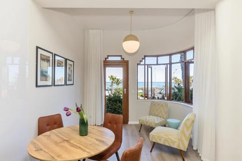 On the Beach in Camps Bay - fully equipped 2 bedroom apartment Apartment in Camps Bay