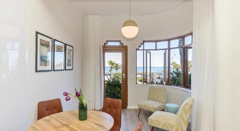 On the Beach in Camps Bay - fully equipped 2 bedroom apartment Apartment in Camps Bay