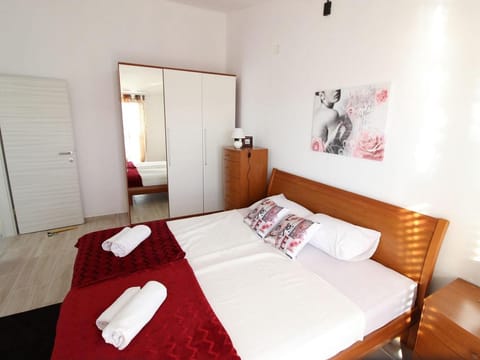 Awesome apartment in Zadarska županija w/  Apartment in Seline