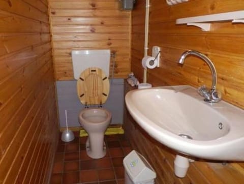 Forest Chalet in Lanklaar Vacation rental in Dilsen-Stokkem