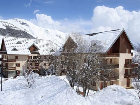 Poolside Alpine Apartment Stay Apartment in Saint-Sorlin-d'Arves