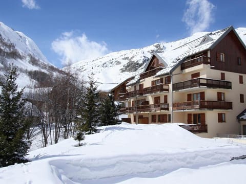 Poolside Alpine Apartment Stay Apartment in Saint-Sorlin-d'Arves