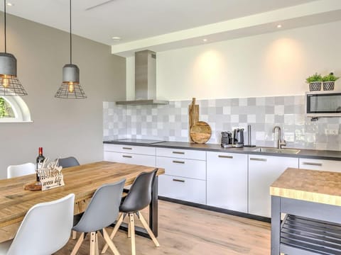 Tranquil Farmhouse in Rijsbergen with Hot Tub and Garden Vacation rental in Breda