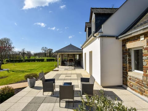 Peaceful Garden Retreat, Epiniac Vacation rental in Brittany