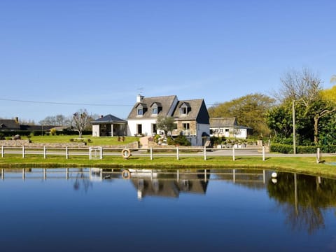 Peaceful Garden Retreat, Epiniac Vacation rental in Brittany