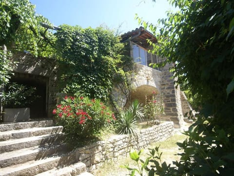 Hilltop Hideaway near Beaulieu Vacation rental in Provence-Alpes-Côte d'Azur