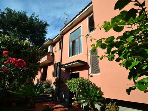 Belvilla by OYO Casa Rosada Vacation rental in Pompeii