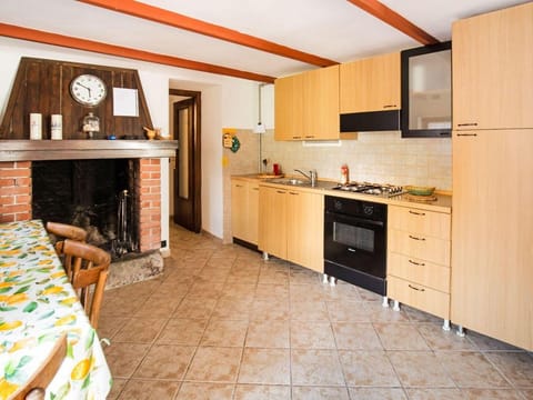 Lakeside Living with Adventure Apartment in Idro