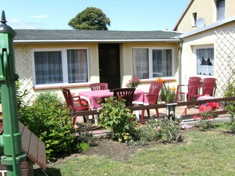 Bungalow in Zweedorf mit Liegewiese Vacation rental in Rerik