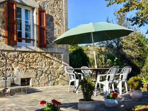 Senezergues Garden Hideaway Vacation rental in Auvergne-Rhône-Alpes