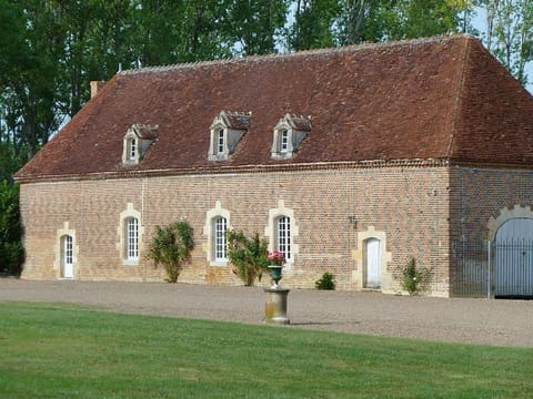 Outbuilding of a listed 16th-century chateau Vacation rental in Centre-Val de Loire