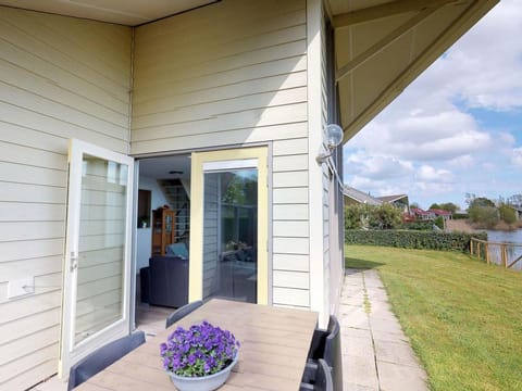 Villa by the Waterfront in the Netherlands Villa in Wolphaartsdijk