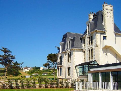 Apartment in Plougasnou with Stunning Sea Views Apartment in Plougasnou