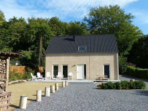 New house on the edge of a large forest, large garden,very quiet, beautiful area Vacation rental in Wallonia, Belgium