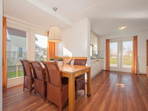 Country House in AquaStaete with Garden Vacation rental in Bruinisse