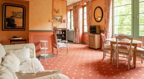 Studio in Montbrun Castle with Pool Apartment in Provence-Alpes-Côte d'Azur