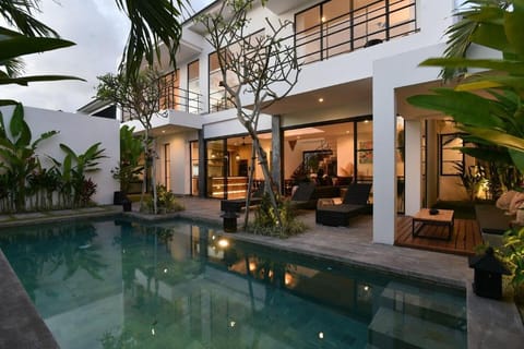 VILLA SOHO· Luxury Indulgence  close to FINNS CLUB Villa in North Kuta