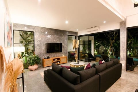 VILLA SOHO· Luxury Indulgence  close to FINNS CLUB Villa in North Kuta