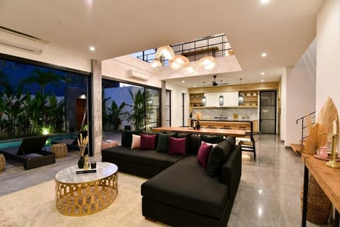 VILLA SOHO· Luxury Indulgence  close to FINNS CLUB Villa in North Kuta