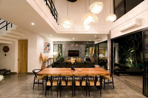 VILLA SOHO· Luxury Indulgence  close to FINNS CLUB Villa in North Kuta