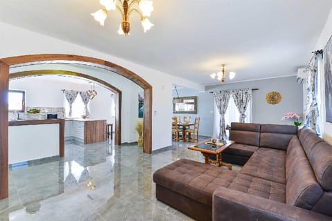 Villa Marinic with private pool and entertainment room Villa in Šibenik-Knin County, Croatia