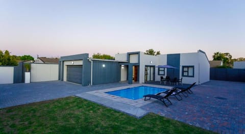 Cozier Glitz Hotel in Cape Town