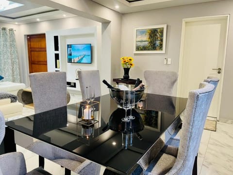 Cozier Glitz Hotel in Cape Town