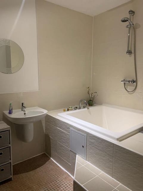 lovely 2 bedroom apartment, 25 mins from glasgow Apartment in Kilmarnock