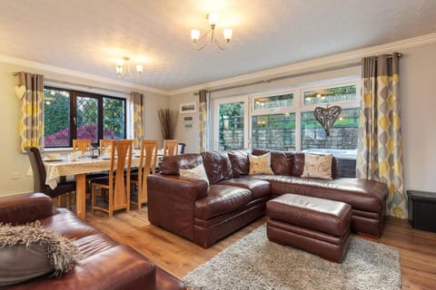Hazelglade Cottage - Hot Tub and Games Room Country House in Saundersfoot