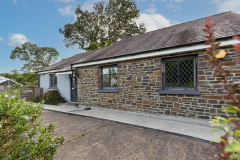 Hazelglade Cottage - Hot Tub and Games Room Country House in Saundersfoot