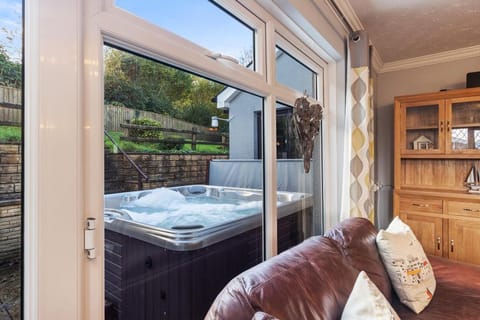 Hazelglade Cottage - Hot Tub and Games Room Country House in Saundersfoot