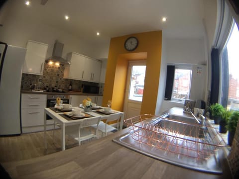 Townhouse @ 87 Walthall Street Crewe  Vacation rental in Crewe