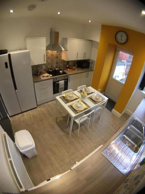 Townhouse @ 87 Walthall Street Crewe  Vacation rental in Crewe