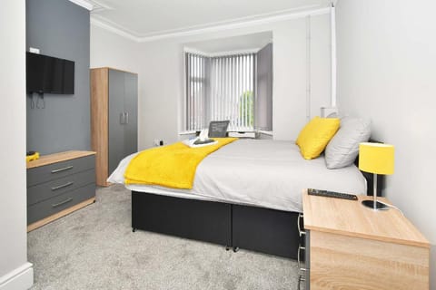 Townhouse @ Bucknall New Road Stoke Vacation rental in Stoke-on-Trent