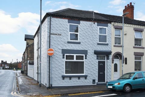 Townhouse @ 24 Brunswick Place Stoke  Vacation rental in Stoke-on-Trent