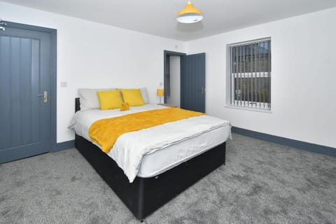 Townhouse @ 24 Brunswick Place Stoke  Vacation rental in Stoke-on-Trent