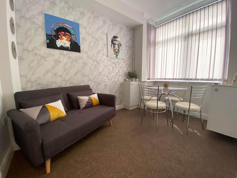 Townhouse @ 110 Etruria Vale Road Stoke  Vacation rental in Stoke-on-Trent