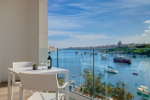 Superlative Apartment with Valletta and Harbour Views Apartment in Sliema