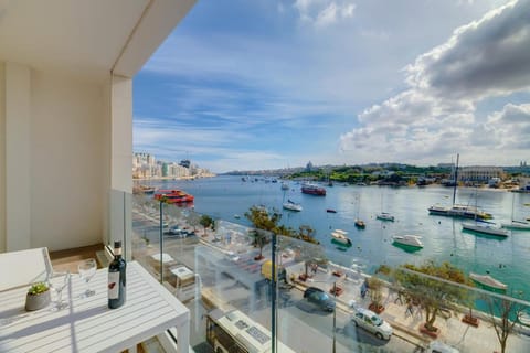 Superlative Apartment with Valletta and Harbour Views Apartment in Sliema