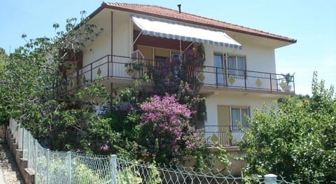 Apartment in Vinisce 100m from the Sea Apartment in Split-Dalmatia County