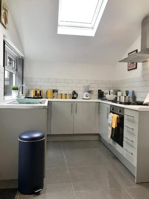 Stylish 3 bedroom house only 5 mins from M6/M58 Apartment in Wigan