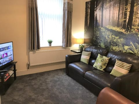 Welcoming spacious 2-bedroom house in St Helens Apartment in St Helens