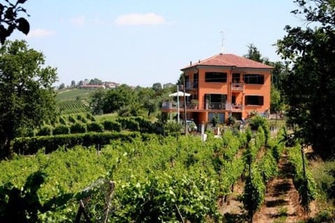Family apartment in Villa with pool, garden, WiFi Apartment in Emilia-Romagna