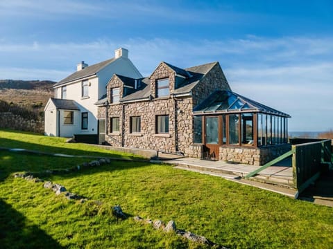 Stormy Castle - 6 Bedroom Sleeps 14 - Llangennith Vacation rental in Wales