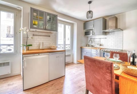 B 5497 - Charmant duplex - Trocadero Apartment in Paris