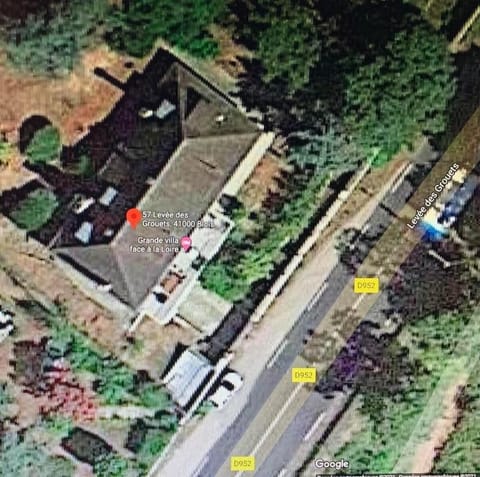 Appartement Spacieux face à la Loire jardin  Apartment in Blois