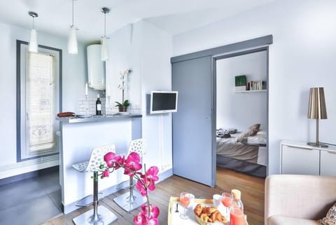 B 827 - Champ de Mars - Appartement parisien Apartment in Paris