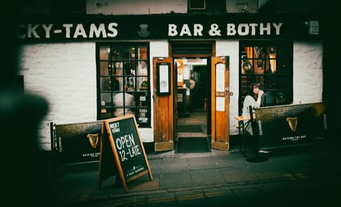 Nicky-Tams Bar & Apartments Apartment in Stirling